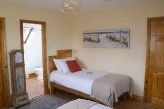 Отели типа «постель и завтрак» Madra Rua Organic Accommodation Баллилиффин Трехместный номер с видом на море-2